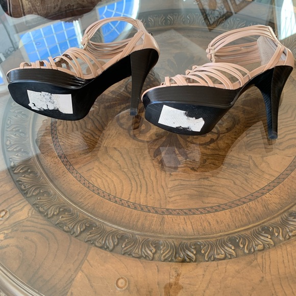 🤍 GUESS Heels 🤍 - Picture 3 of 8